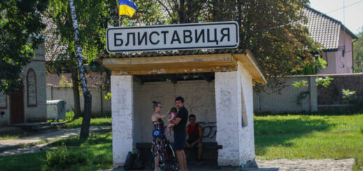 Зупинка у центрі Блиставиці. Фото: Олексій Арунян, Ґрати