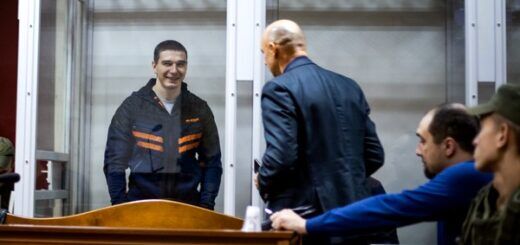 Бывший сотрудник «Беркута» Сергей Зинченко во время заседания Святошинского районного суда о расстрелах на улице Институтской в Киеве 20 февраля 2014 года. Фото: Стас Юрченко, Ґрати