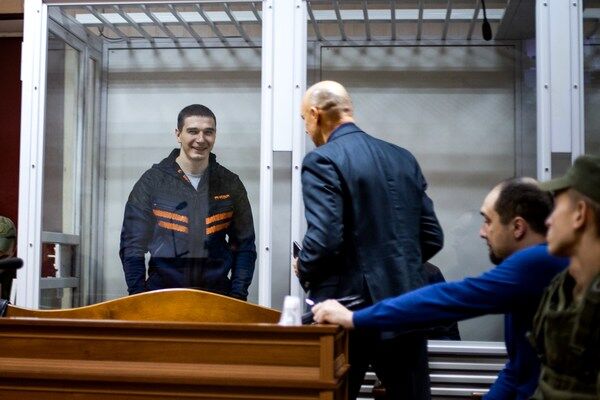 Бывший сотрудник «Беркута» Сергей Зинченко во время заседания Святошинского районного суда о расстрелах на улице Институтской в Киеве 20 февраля 2014 года. Фото: Стас Юрченко, Ґрати