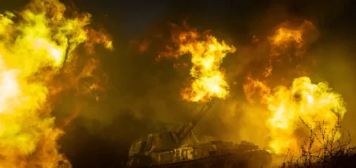 Артилерія ЗСУ веде вогонь у відповідь з російських позицій у Харківській області. 24 грудня 2022 року Evgeniy Maloletka / AP / Scanpix / LETA