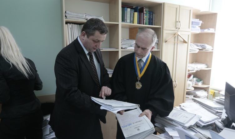 Мягкий приговор экс-руководителю аппарата Дарницкого суда Киева Алексею Медведеву не просто резонансный. Он — скандальный! Ведь все поддельные решения были приняты от имени одного судьи, который так и не не стал подозреваемым. Гражданские иски не предъявляются, хотя речь должна идти о десятках, если не сотнях миллионов убытков.