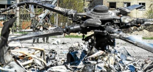 Залишки знищеного російського гелікоптера на аеродромі у Гостомелі на Київщині Фото:OLEG PETRASYUK (EPA-EFE)