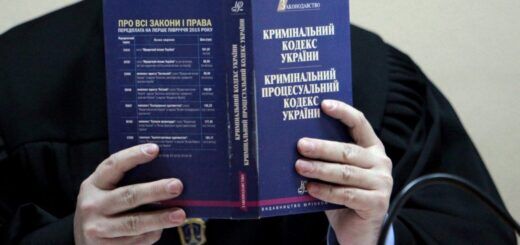 Судья Подольского райсуда Киева Юрий Зубец держит экземпляр Уголовного кодекса Украины во время рассмотрении дела по существу против экс-командира роты харьковского подразделения «Беркута» Виктора Шаповалова Фото: УНИАН/Сергей Нужненко