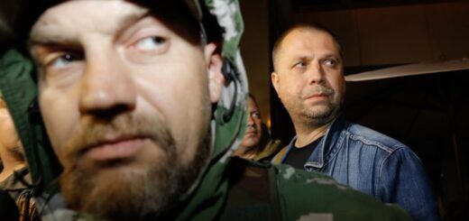 "Премьер-министр" самопровозглашенной «Донецкой народной республики» Александр Бородай (справа) в окружении российских боевиков, выступает перед СМИ после освобождения членов Специальной мониторинговой миссии ОБСЕ в городе Донецк, Украина, 27 июня 2014 года Фото: AP/Dmitry Lovetsky