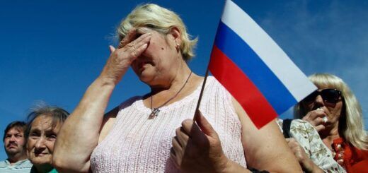 Женщина с российским флагом плачет во время парада в Луганске на востоке Украины, 14 сентября 2014 года Фото: Darko Vojinovic / AP