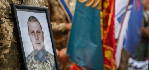 Портрет командира взвода 35-й отдельной бригады морской пехоты Дмитрия Красногрудя, погибшего на боевом задании в «серой зоне» на Донбассе. Дмитрия похоронили в Лимане в Донецкой области, 17 июля 2020 года Фото: Иван Бухтияров/hromadske