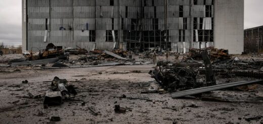 Украинские военные идут мимо уничтоженной российской техники в Гостомеле возле аэропорта «Антонов», 4 апреля 2022 года Фото: AP Photo / Vadim Ghirda