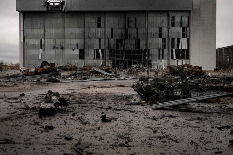 Украинские военные идут мимо уничтоженной российской техники в Гостомеле возле аэропорта «Антонов», 4 апреля 2022 года Фото: AP Photo / Vadim Ghirda