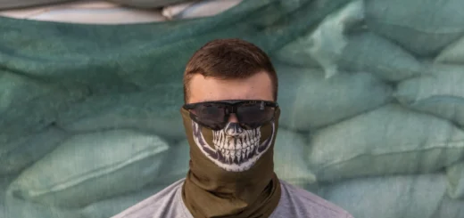 Украинские военные предоставили для интервью участника украинского подполья под кодовым именем Сварог.Кредит...Дэвид Гуттенфельдер для The New York Times