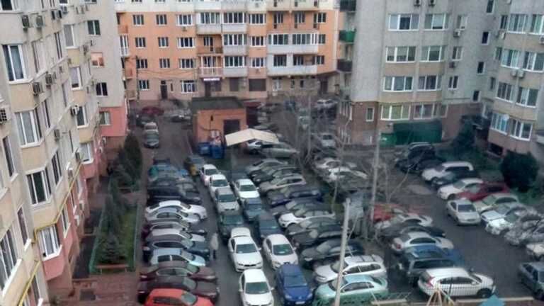 Платная парковка в столичных дворах: кто не будет платить, а кому придется