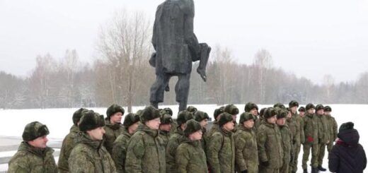Российские военные около мемориала в Хатыни, 5 февраля 2022 года. Фото: Sputnik Беларусь
