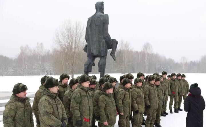 Российские военные около мемориала в Хатыни, 5 февраля 2022 года. Фото: Sputnik Беларусь