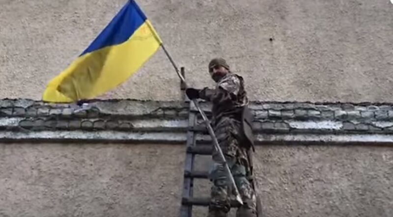 Місто Золоте - зона можливого відступу ЗСУ. Чи хочуть відведення військ місцеві жителі? (репортаж)