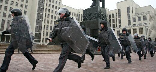 Отряд милиции на площади Независимости города Минска, где прошла несанкционированная демонстрация индивидуальных предпринимателей. Фото ИТАР-ТАСС/ Вадим Рымаков