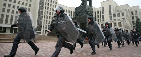 Отряд милиции на площади Независимости города Минска, где прошла несанкционированная демонстрация индивидуальных предпринимателей. Фото ИТАР-ТАСС/ Вадим Рымаков
