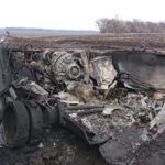 На фото - розбитий НЛАВом російський танк Т-80. Холодноярська піхота вразила його на місці, де раніше неодноразово розбивали противника