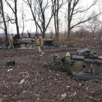 На фото - розбитий НЛАВом російський танк Т-80. Холодноярська піхота вразила його на місці, де раніше неодноразово розбивали противника