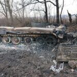 На фото - розбитий НЛАВом російський танк Т-80. Холодноярська піхота вразила його на місці, де раніше неодноразово розбивали противника